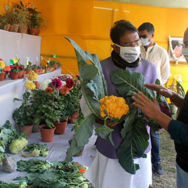 shri_biswanath_das,_honble_mla,_joynagar__enquiring_about_the_bio_fortified_vegetables_at_the_rakvk_stall_of_the_agriculture_exhibition
