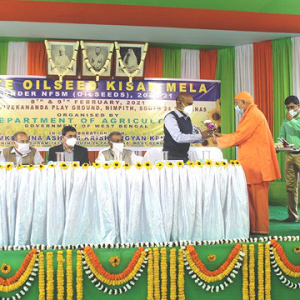 swami_sadananda_maharaj,_chairman_of_rakvk_welcoming_the_dignitaries_at_the_state_oilseed_kisan_mela